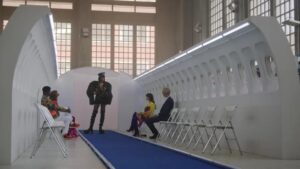 Смотреть на Лордфильм 2.0 Сериал Эмили в Париже 2020